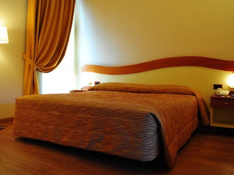 Hotel Maxim Bolonia Exterior foto